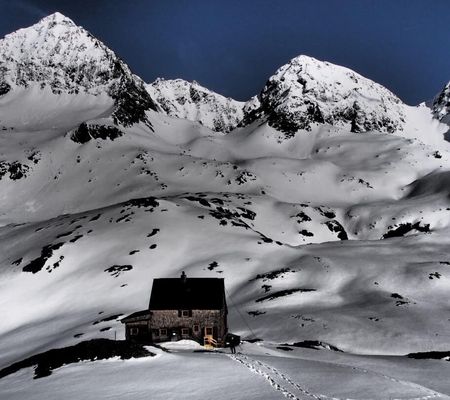 Adolf Nossberger Hütte 2488m - Winter Lienzer Dolomiten - Foto: Christian