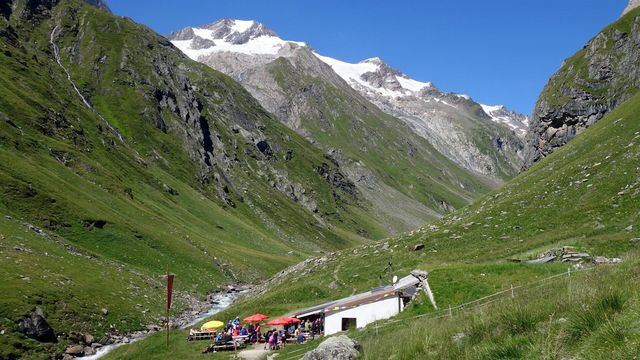 Die Clarahütte (2.038m) mit der Rötspitze (3.496m) im hinteren Umbaltal | © OsttirolerLand.com