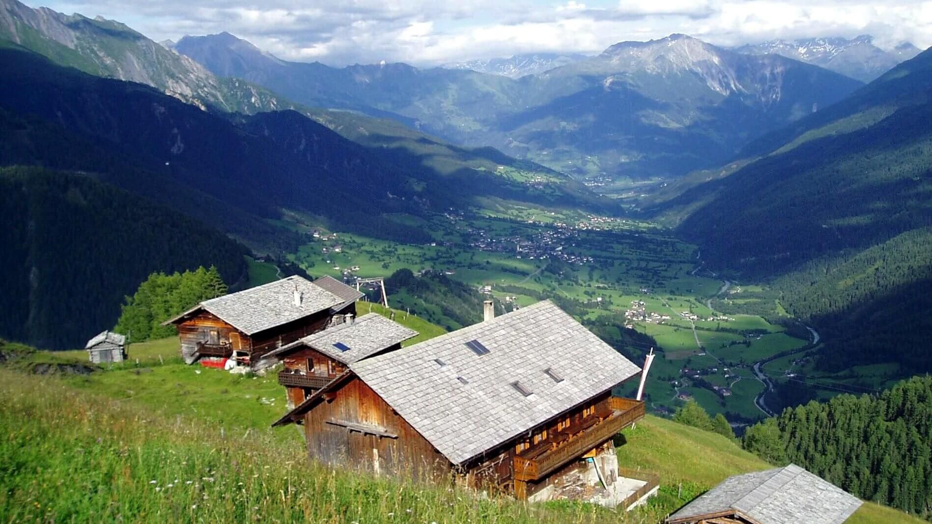 Hoch über dem Virgental stehen die Almhütten der Bergeralm.