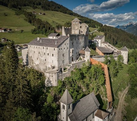 Die Burg Heinfels ist Sehenswürdigkeit, Museum und Veranstaltungsort.