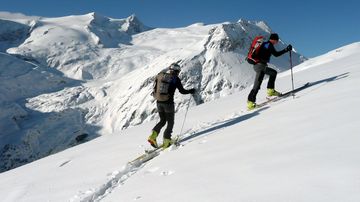 Erklimmen Sie atemberaubende Gipfel  - Skitour auf die Rote Säule | Bild: Mariacher Alois