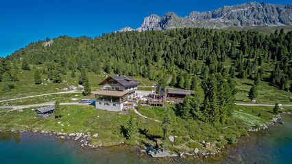 Alpengasthaus Obersee auf 2.020 Meter - bewirtschaftet Berghütte mit Übernachtungsmöglichkeiten