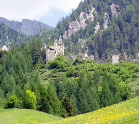 Die alte Ruine der Burg Rabenstein befindet sich auf 1400 Metern Höhe in Virgen Osttirol