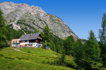 Die Kerschbaumeralmhütte umringen die mächtigen Felswände der Lienzer Dolomiten
