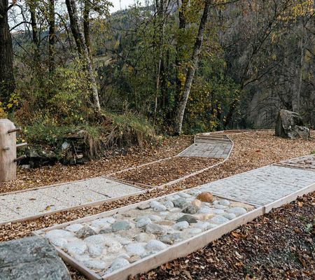 Weg der Sinne Virgen - Barfußweg | Bild: TVB Osttirol / Christine Klammer