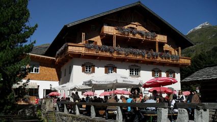 Das Matreier Tauernhaus (1.512 m) liegt direkt oberhalb des Südportals des Felbertauerntunnels in Osttirol - @R.Pollak