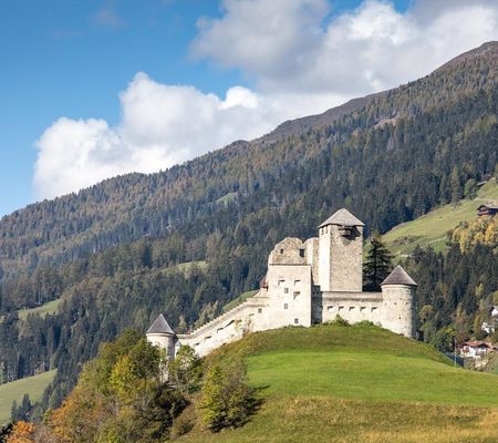 Die Burg Heinfels ist Sehenswürdigkeit, Museum und Veranstaltungsort.