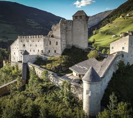 Die Burg Heinfels ist Sehenswürdigkeit, Museum und Veranstaltungsort.