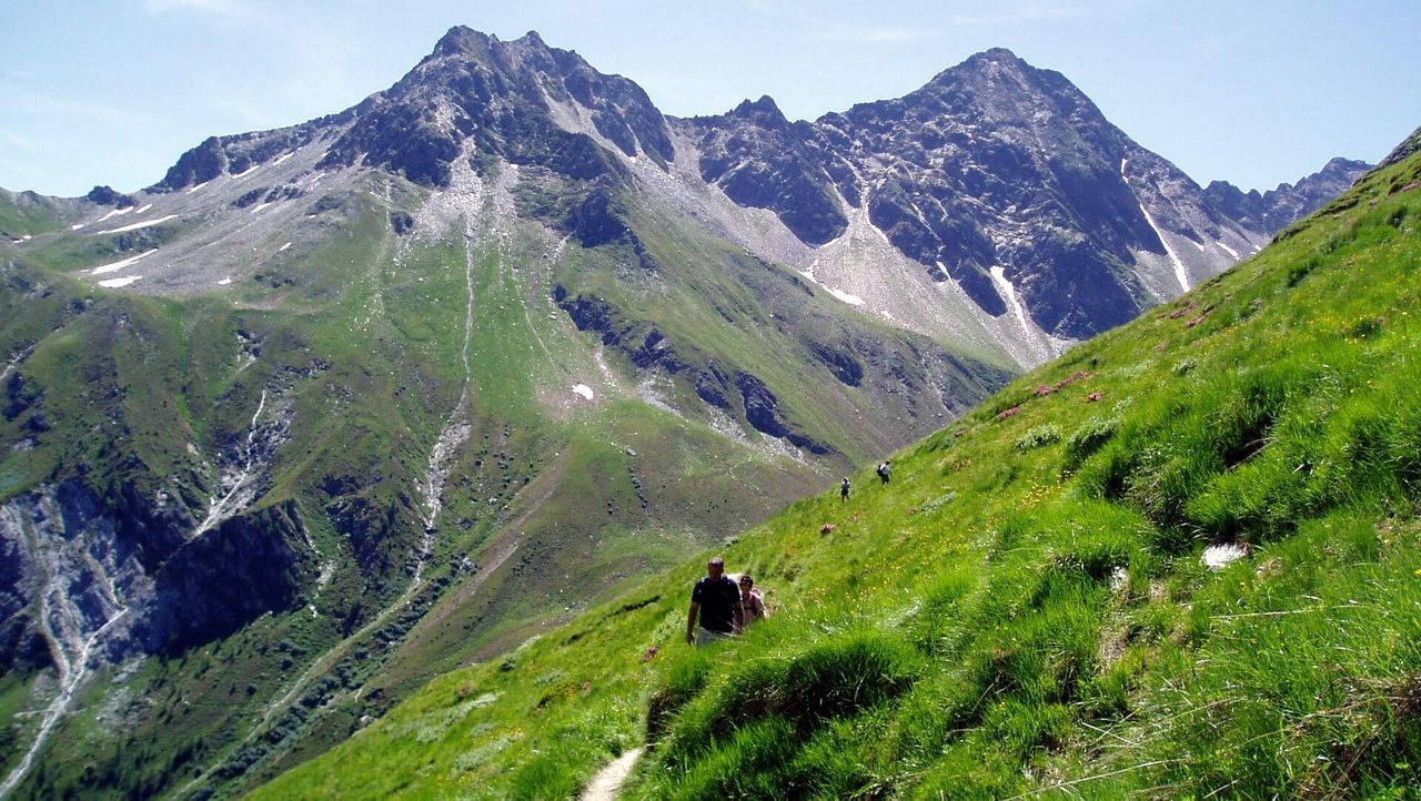 Der Lasörling Höhenweg führt hoch über dem Virgental und bietet atemberaubende Aussichten.