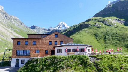 Die Lucknerhütte ist eine Schutzhütte im Osttiroler Ködnitztal