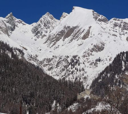 Die alte Ruine der Burg Rabenstein befindet sich auf 1400 Metern Höhe in Virgen Osttirol