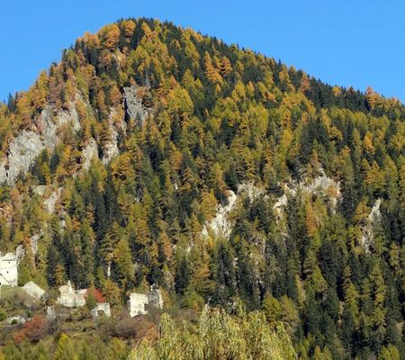 Die alte Ruine der Burg Rabenstein befindet sich auf 1400 Metern Höhe in Virgen Osttirol