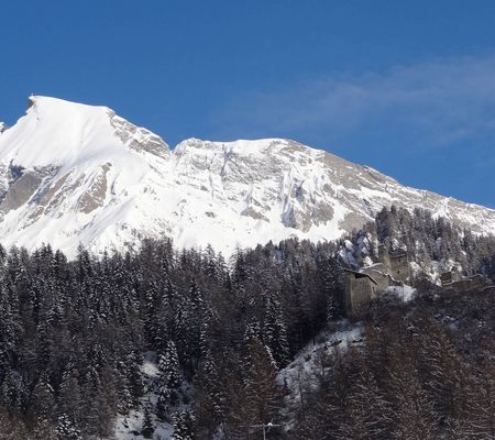 Die alte Ruine der Burg Rabenstein befindet sich auf 1400 Metern Höhe in Virgen Osttirol