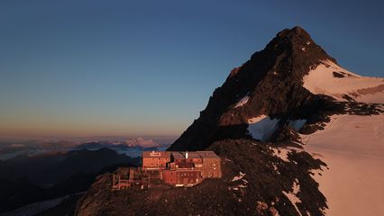 Erzherzog-Johann-Hütte auf 3.454 Meter mit Übernachtungsmöglichkeiten und Blick auf den Großglockner