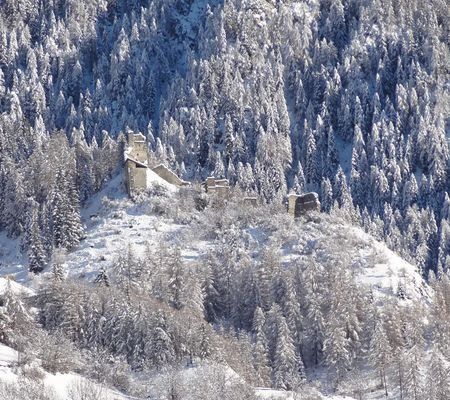 Die alte Ruine der Burg Rabenstein befindet sich auf 1400 Metern Höhe in Virgen Osttirol