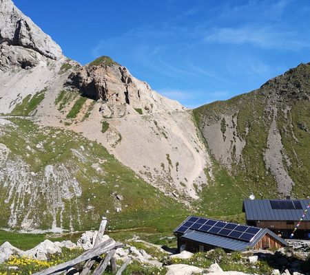 Die Filmoor-Standschützenhütte (2.350m) oberhalb des Tiroler Gailtales in Osttirol | © Johanna Köberl
