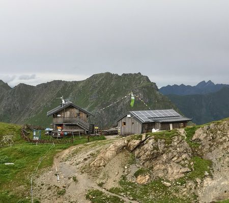 Die Filmoor-Standschützenhütte (2.350m) oberhalb des Tiroler Gailtales in Osttirol | © Johanna Köberl