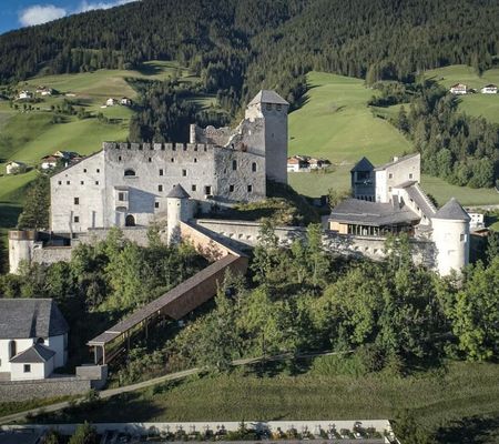 Die Burg Heinfels ist Sehenswürdigkeit, Museum und Veranstaltungsort.