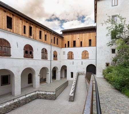 Die Burg Heinfels ist Sehenswürdigkeit, Museum und Veranstaltungsort.