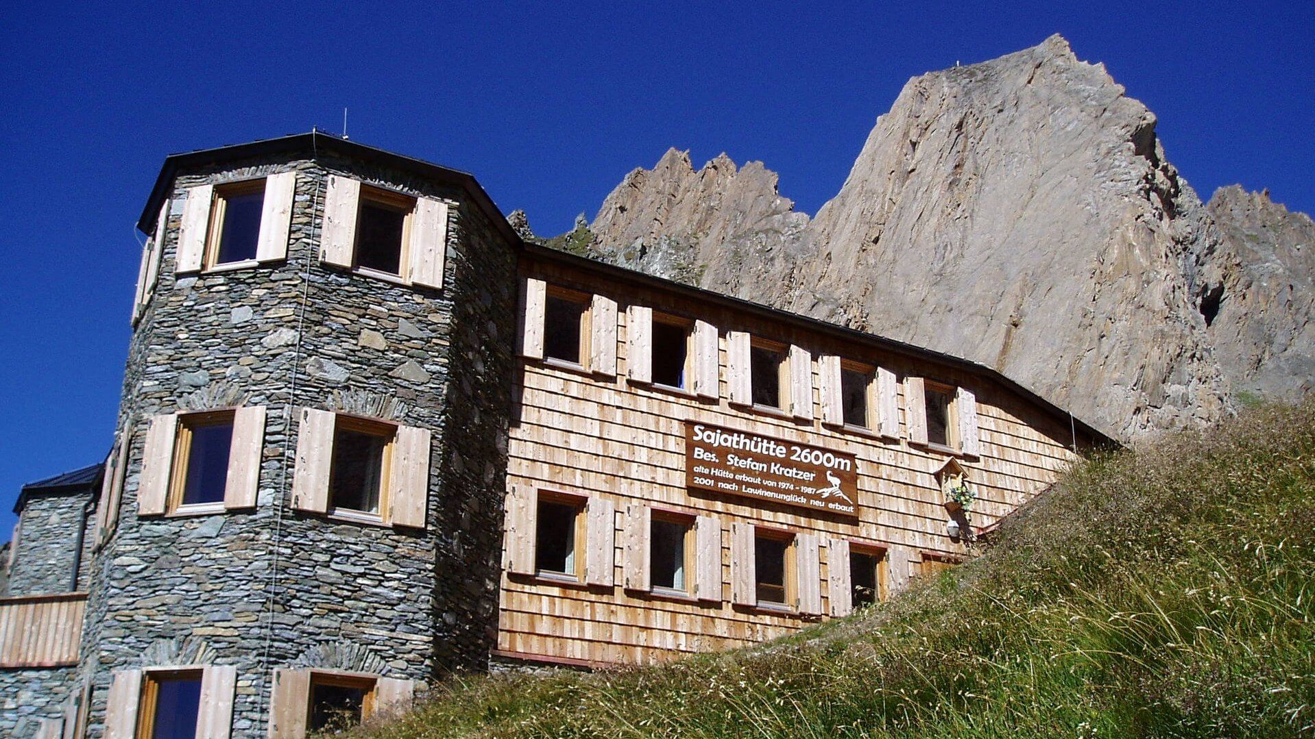 Neue Sajathütte, erghütte & Schutzhütte • 2 Doppel- und 2 Vierbettzimmer • 31 Betten im Zwei- bis Sechsbettzimmer • 16 Lager mit Heizung