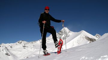 Schneeschuhwandern: Erkunden Sie die idyllischen Wanderwege in Richtung Lucknerhaus oder rund ums Matreier Tauernhaus. 