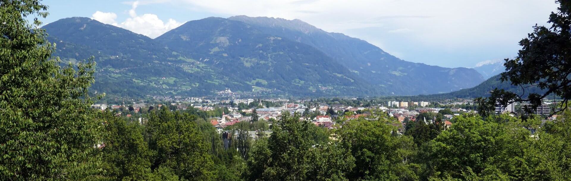 Die Sonnenstadt Lienz begrüßt Sie mitten in den  Lienzer Dolomiten | © Osttirolerland.com