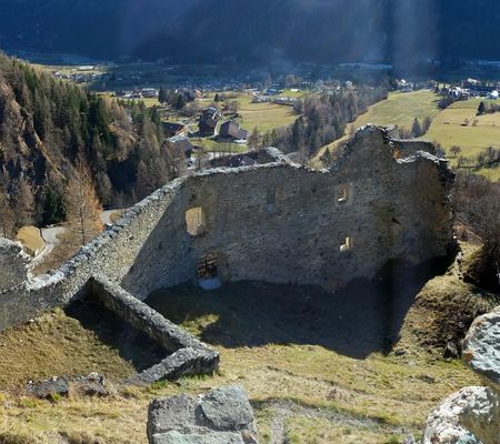 Die alte Ruine der Burg Rabenstein befindet sich auf 1400 Metern Höhe in Virgen Osttirol | © Köffler Hubert