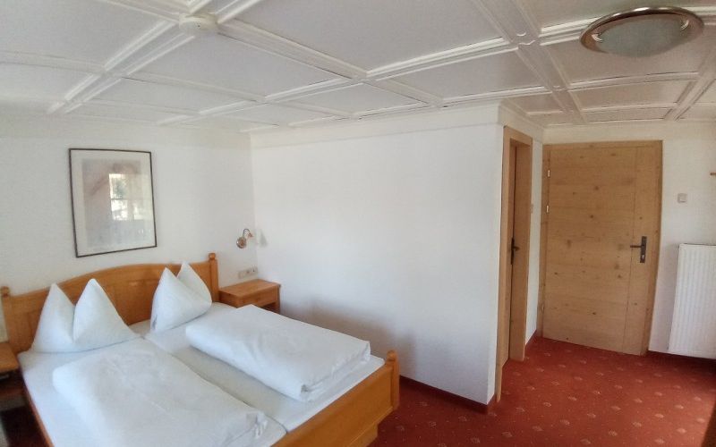 Cafe Pension Erbhof - Schlafzimmer mit Doppelbett in Kartitsch Osttirol