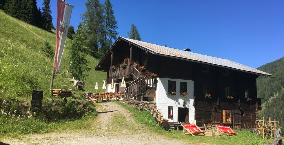 Die Bloshütte liegt auf 1.800m und ist von Hopfgarten im Defereggental 