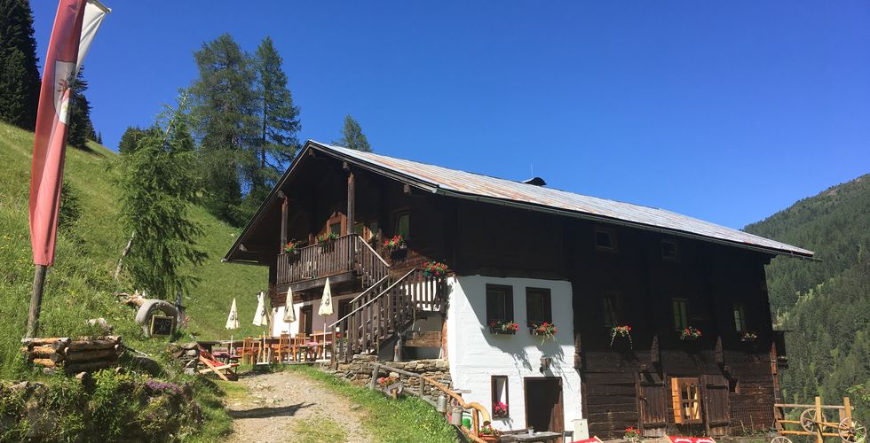Die Bloshütte liegt auf 1.800m und ist von Hopfgarten im Defereggental 