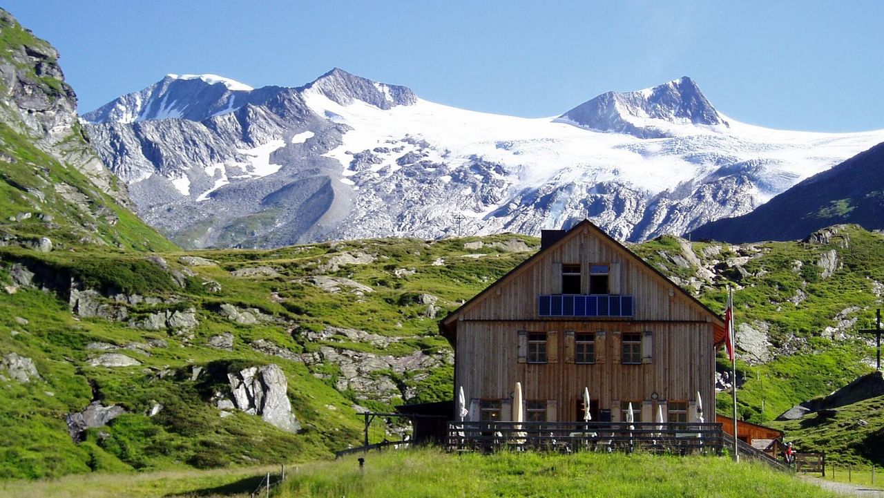 Direkt unter dem Großvenediger steht eine der ältesten Berghütten Österreichs - die Johannishütte (2.121 m).