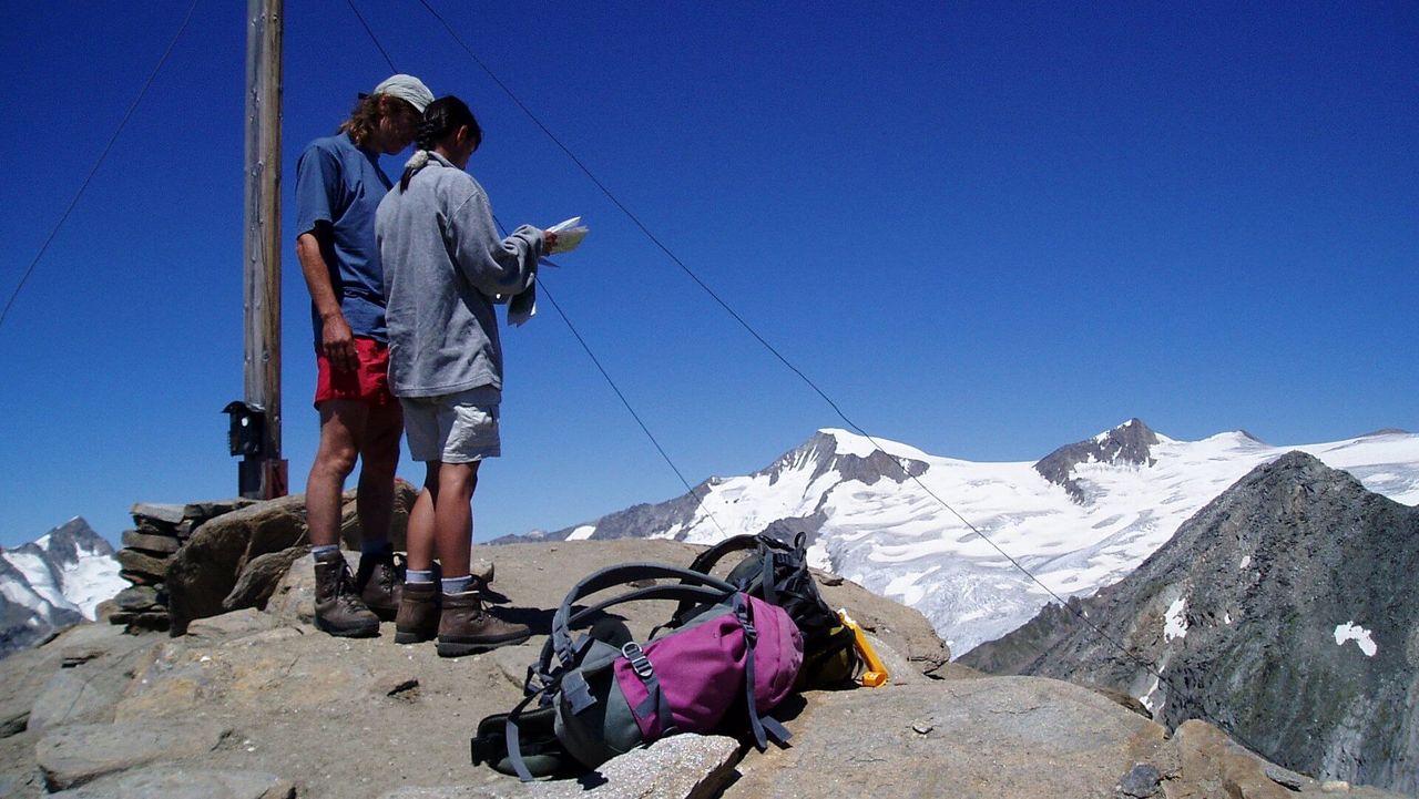 Am Gipfel Kreuzspitze (3.164 m) im Hintergrund der Großvenediger (3.657m)