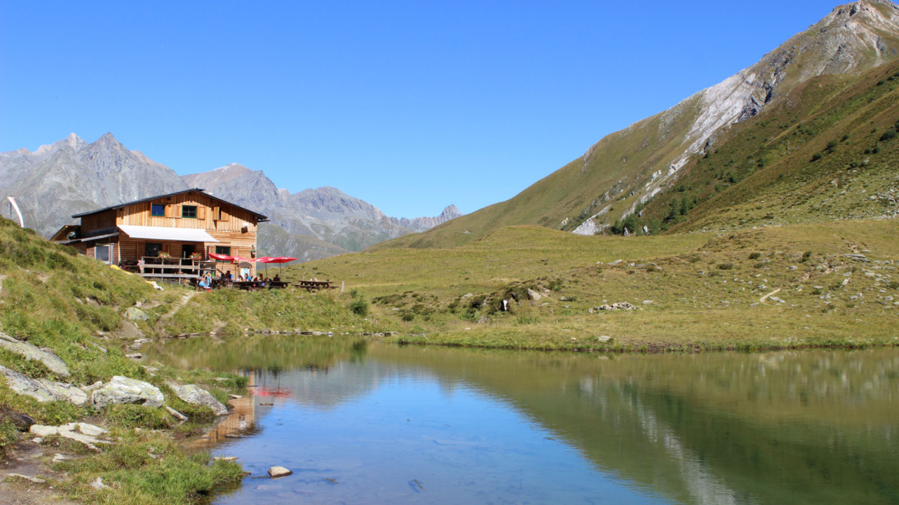 Die Bergerseehütte liegt am Berger See im Zopatnitzental in Osttirol.