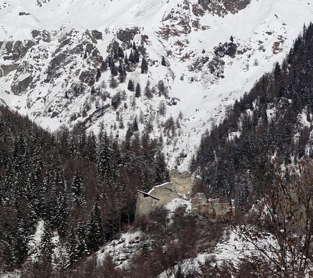 Die alte Ruine der Burg Rabenstein befindet sich auf 1400 Metern Höhe in Virgen Osttirol