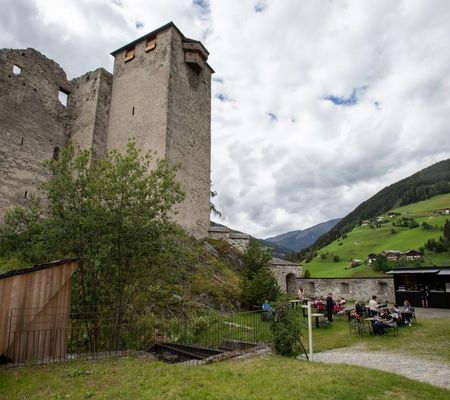 Die Burg Heinfels ist Sehenswürdigkeit, Museum und Veranstaltungsort.