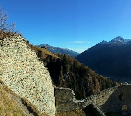 Die alte Ruine der Burg Rabenstein befindet sich auf 1400 Metern Höhe in Virgen Osttirol | © Köffler Hubert