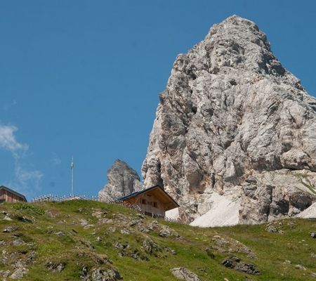 Die Filmoor-Standschützenhütte (2.350m) oberhalb des Tiroler Gailtales in Osttirol | © Johanna Köberl