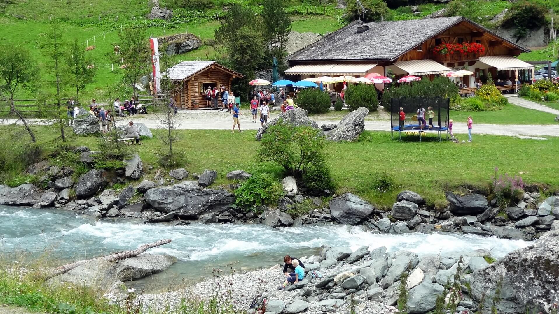 Das Almgasthaus Islitzeralm liegt auf 1.513 m Seehöhe am Eingang des Umbaltales.