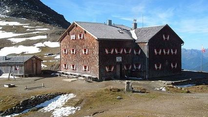 Glorer Hütte auf 2.642 Meter - Bewirtschaftete Berghütte mit Übernachtungsmöglichkeiten