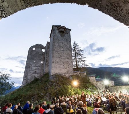 Die Burg Heinfels ist Sehenswürdigkeit, Museum und Veranstaltungsort.