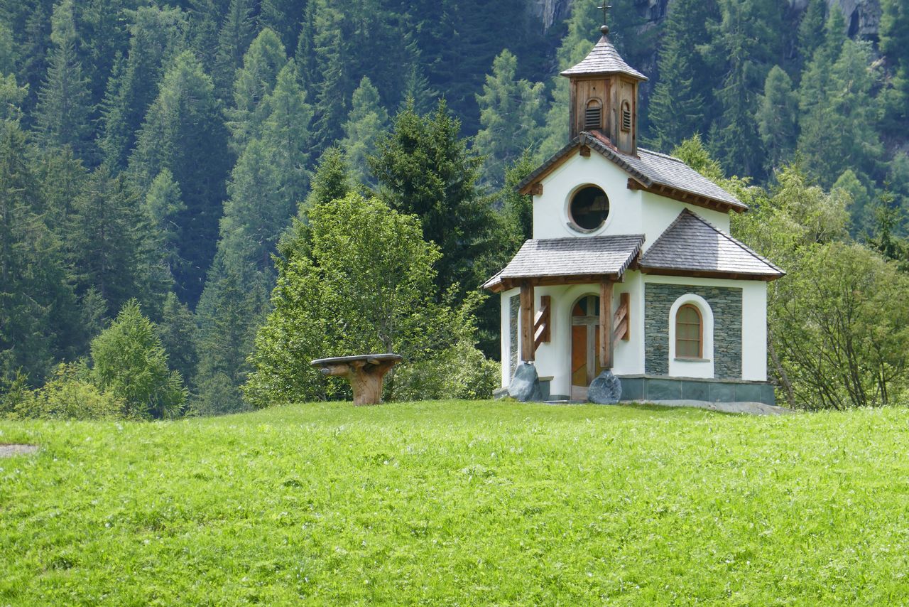 Der Weg beginnt an der Hubertuskapelle und führt entlang der Straße bis zum Groderhof.