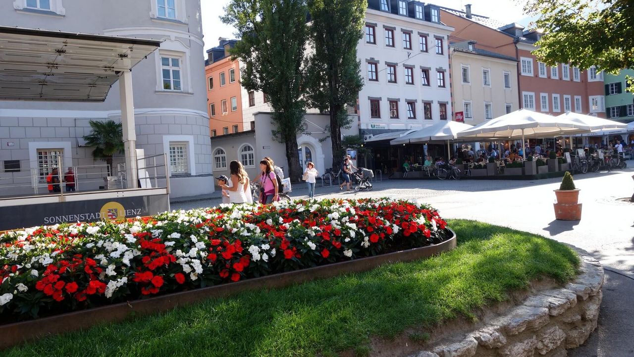 Malerischen Stadt Lienz, wo Sie historische Bauten und einzigartige Architektur bewundern können. 