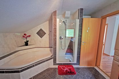 Oberbacherhof - Ferienwohnung Himmelschlüssel mit Badezimmer, Eckbadewanne und Dusche in Matrei Osttirol