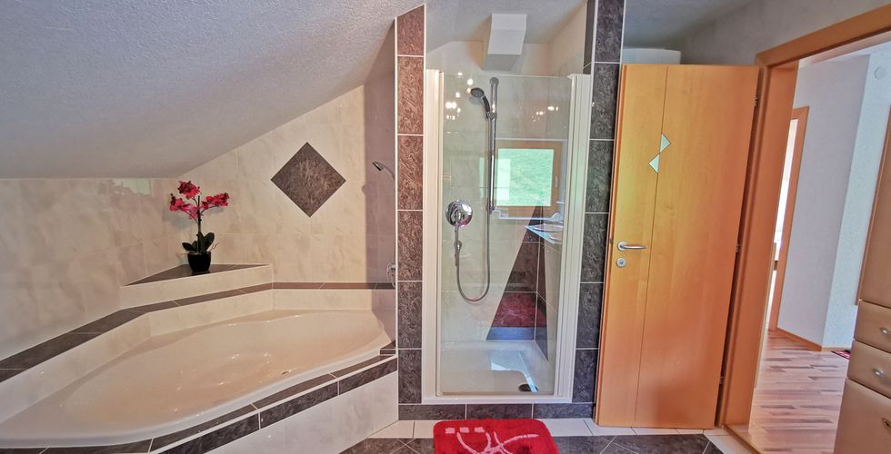 Oberbacherhof - Ferienwohnung Himmelschlüssel mit Badezimmer, Eckbadewanne und Dusche in Matrei Osttirol