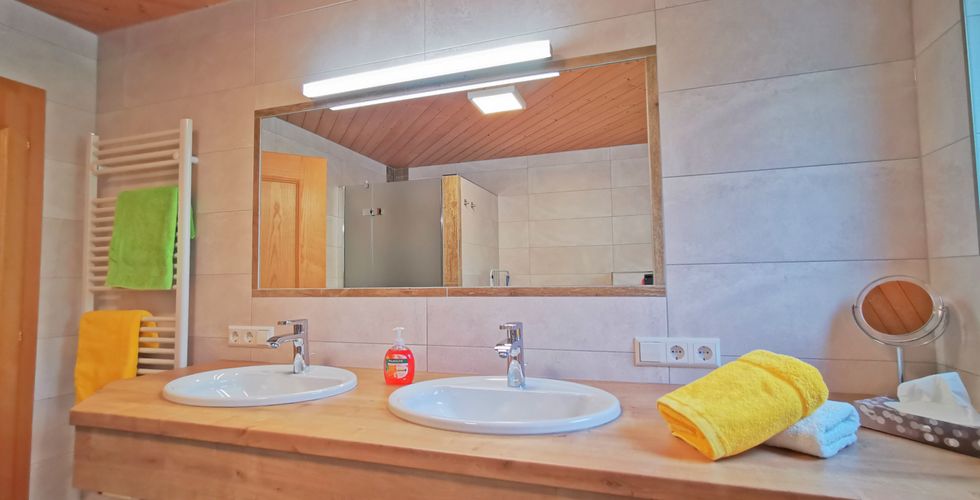 Oberbacherhof**** Ferienwohnung Holunderblüte Badezimmer mit Waschmaschine 