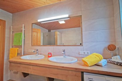 Oberbacherhof**** Ferienwohnung Holunderblüte Badezimmer mit Waschmaschine 