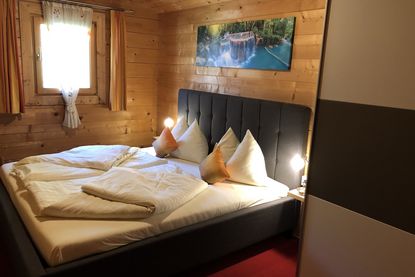 Gästehaus Schlossnerhof - Schlafzimmer mit Doppelbett im Ferien-Blockhaus in Virgen in Osttirol