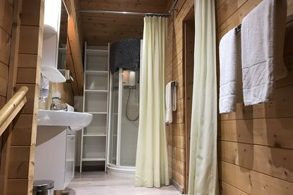 Gästehaus Schlossnerhof - Ferien-Blockhaus mit modern ausgestatteten Badezimmer in Virgen in Osttirol