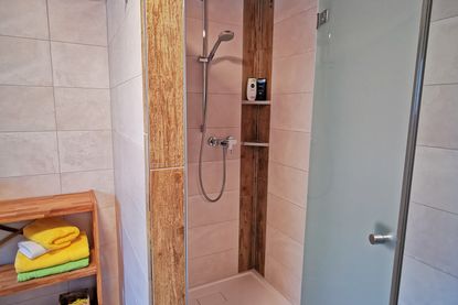 Oberbacherhof**** Ferienwohnung Holunderblüte Badezimmer mit Dusche