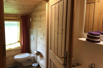 Gästehaus Schlossnerhof - Badezimmer im Ferien-Blockhaus Klein-Venediger in Virgen in Osttirol
